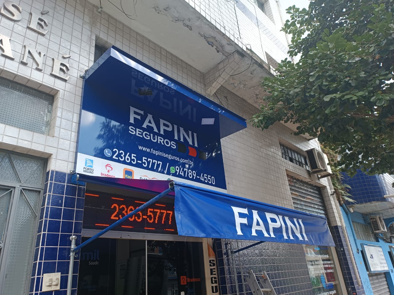 Fachadas e Letreiros